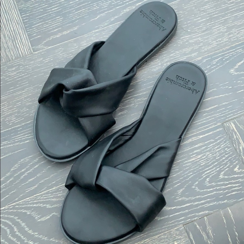 Soft cross strap A&F sandals